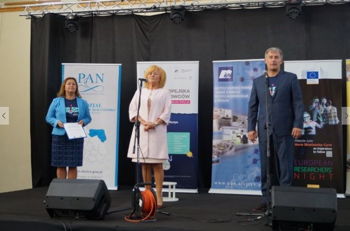 Gospodarze ENN - prof. Piskuła, Prezes OOB i Dyrektor IRZiBŻ oraz Dyrektor OSW Helena Rusiecka w towarzystwie Katarzyny Capłap, prowadzącej inaugurację